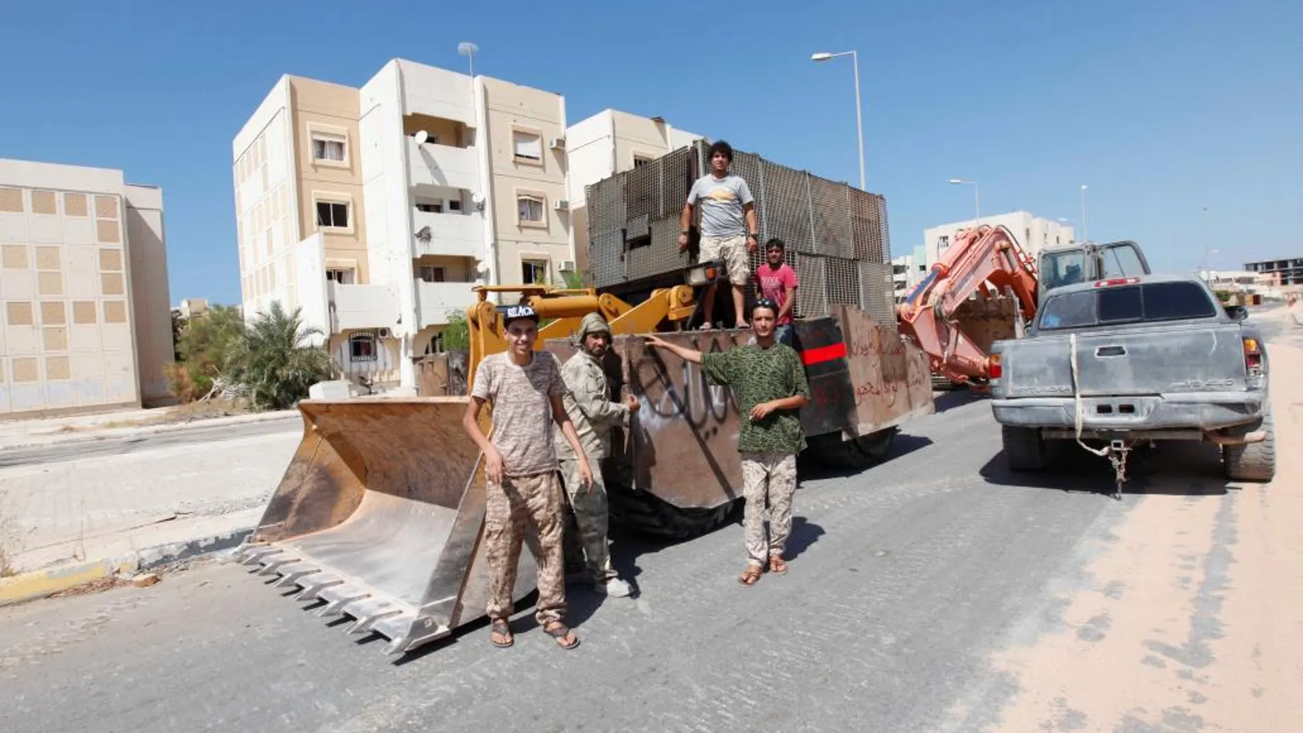 Las fuerzas libias posan con una máquina incautada al Estado Islámico en Sirte