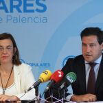 Raúl de la Hoz y Ángeles Armisén atienden a los medios