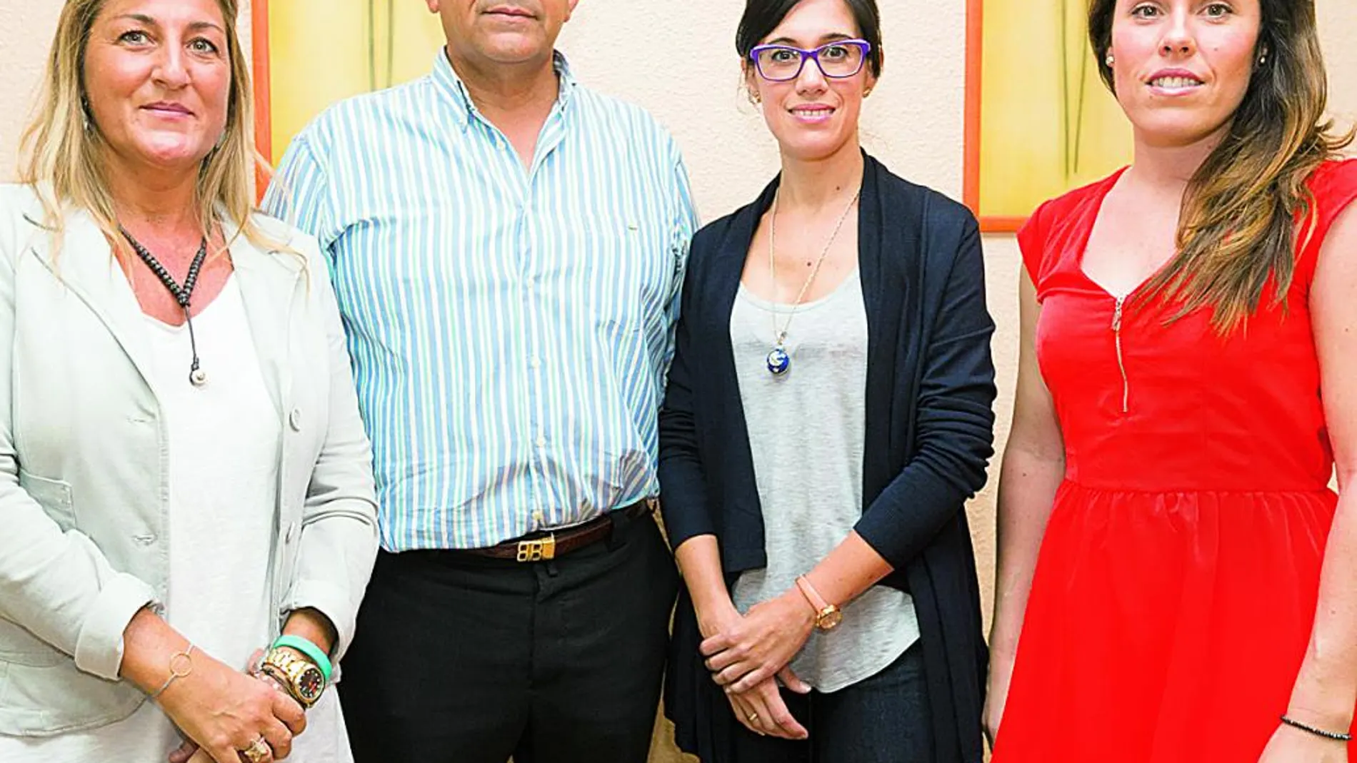 De derecha a izquierda, Noelia Martínez, coordinadora de Afacayle; Encarna Bengoechea, trabajadora social y responsable de comunicación; Domingo Aceves, vicepresidente; y Alma Salas, administrativa.
