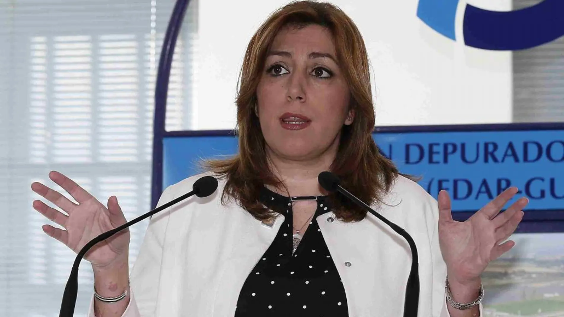 La presidenta de la Junta, Susana Díaz, durante la inauguración hoy en Palomares del Río (Sevilla) de una estación depuradora.