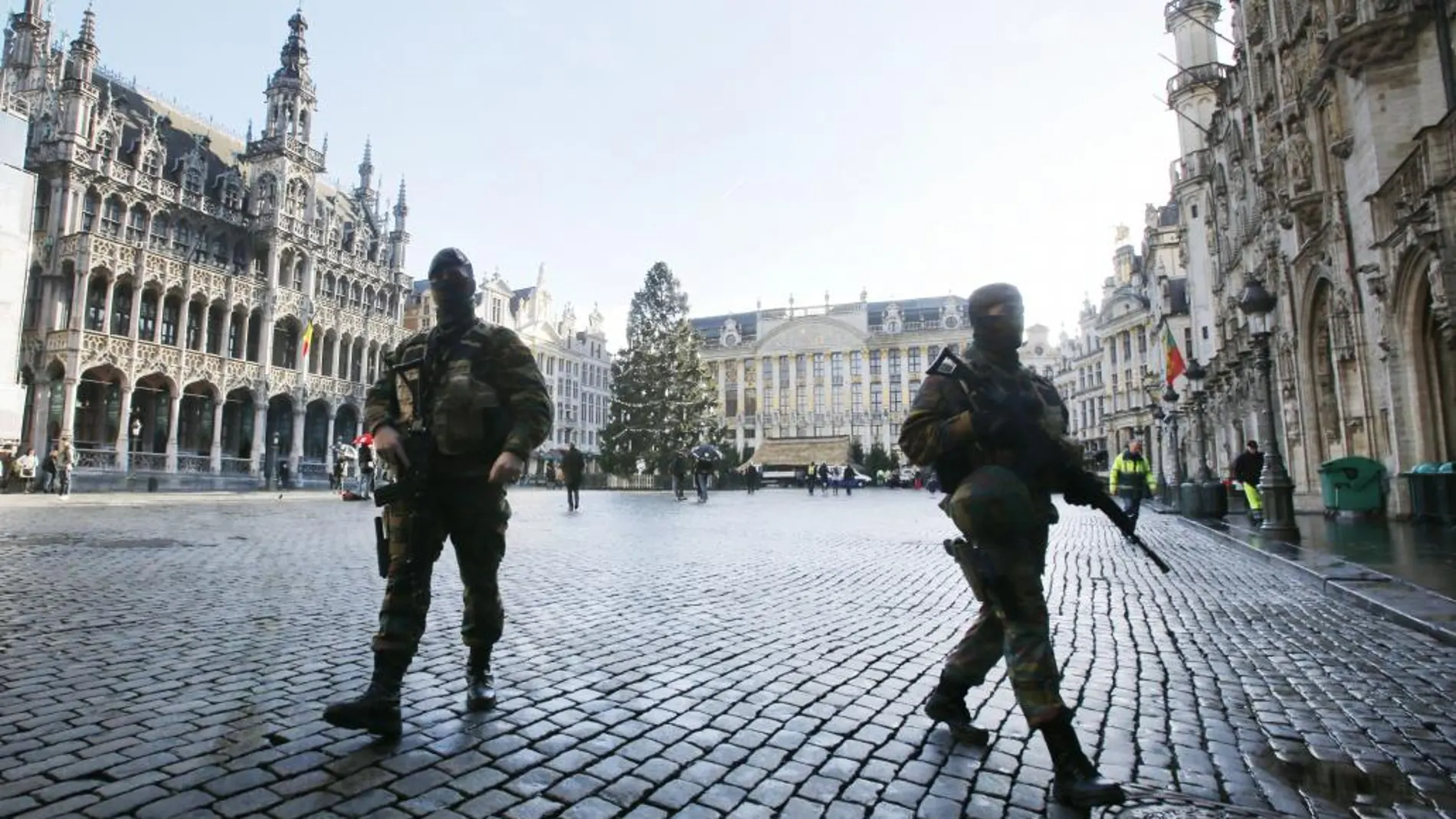 Soldados belgas patrullan en la Grand Place de Bruselas