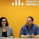 El presidente de Esquerra Republicana, Oriol Junqueras (d), y la secretaria general, Marta Rovira (i), durante la reunión de la ejecutiva