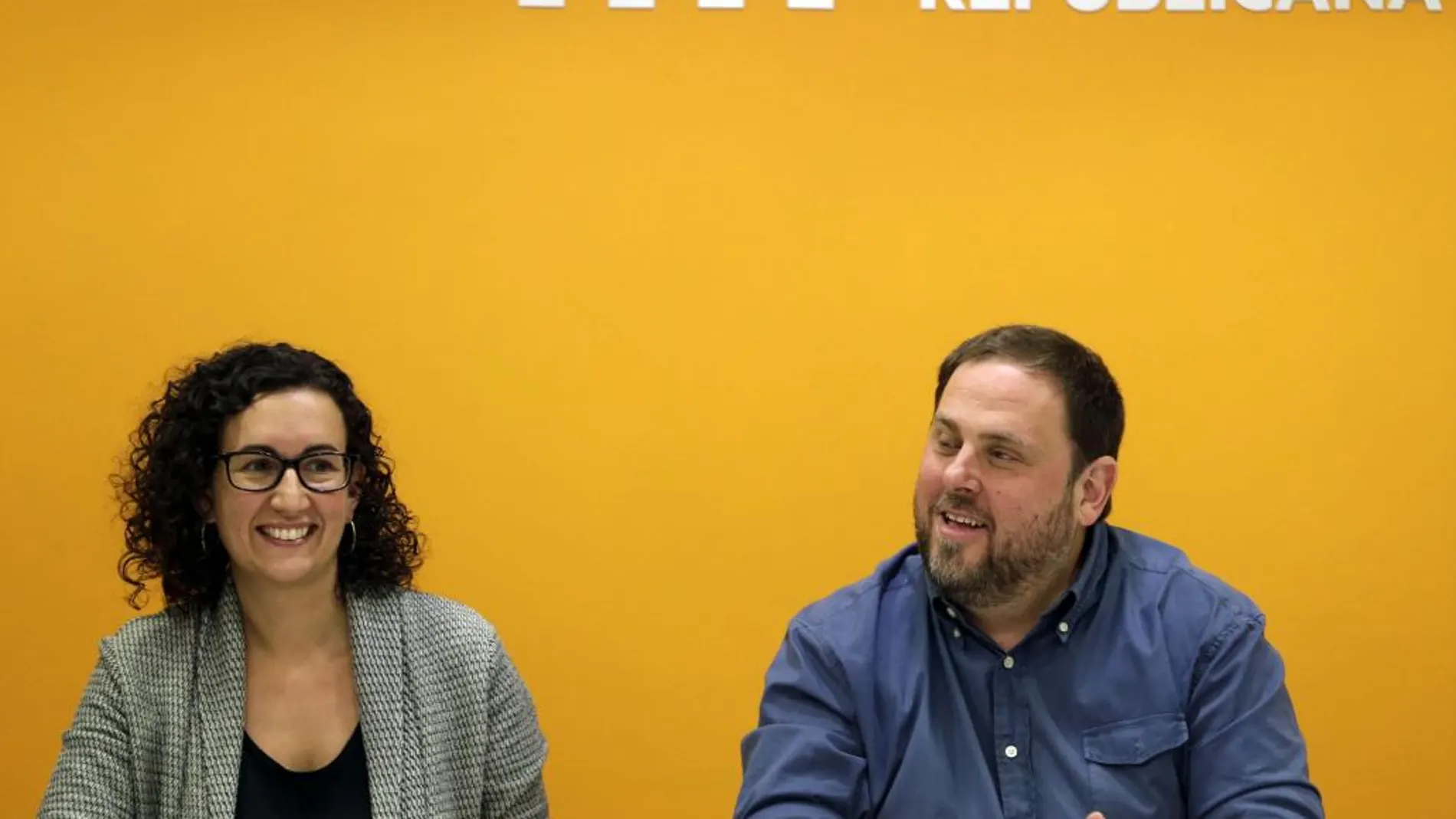 El presidente de Esquerra Republicana, Oriol Junqueras (d), y la secretaria general, Marta Rovira (i), durante la reunión de la ejecutiva