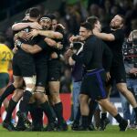 Los jugadores de Nueva Zelanda celebran su triunfo del Campeonato del Mundo de Rugby