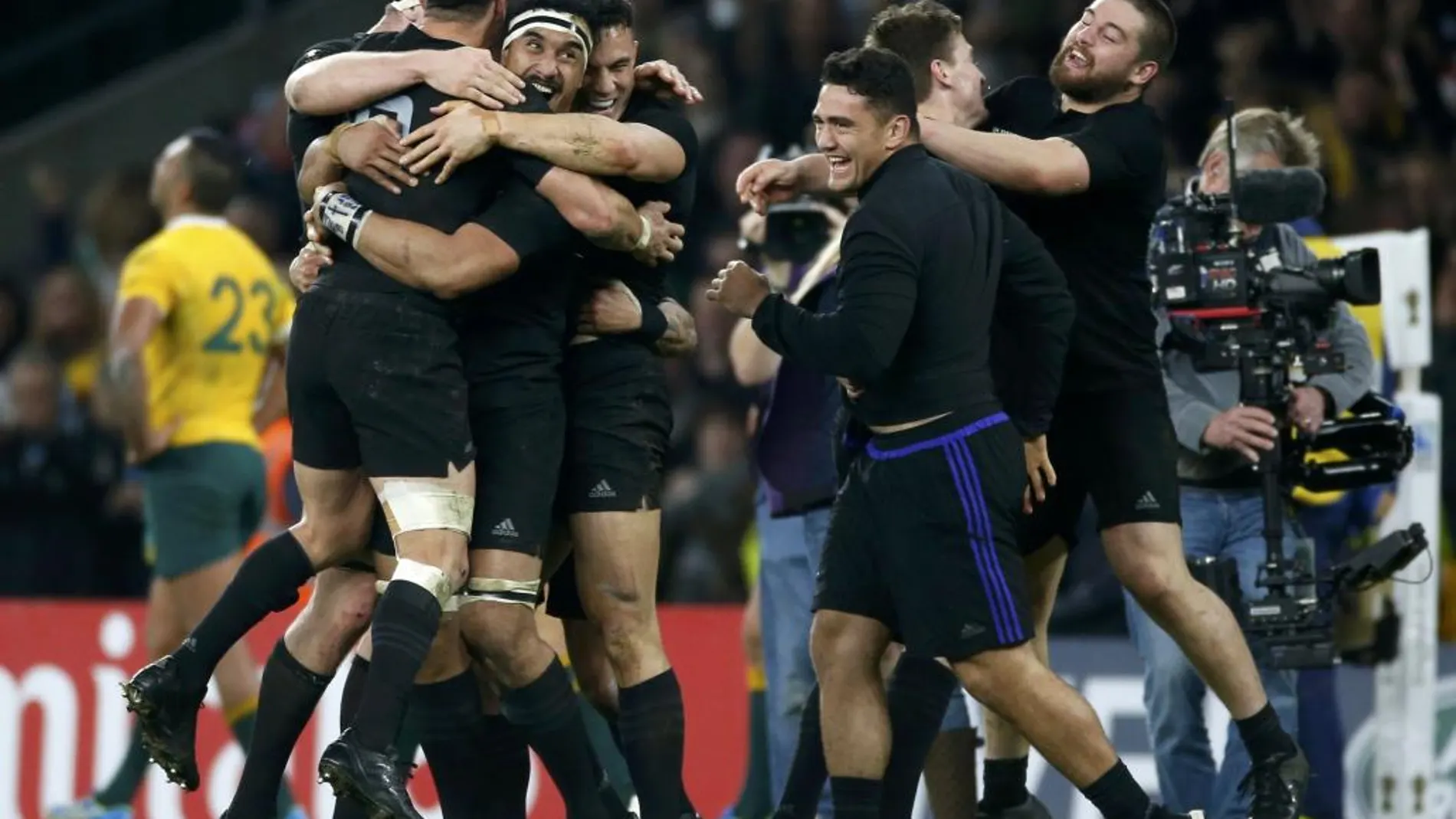 Los jugadores de Nueva Zelanda celebran su triunfo del Campeonato del Mundo de Rugby