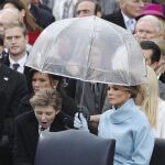 La primera dama Melania Trump y su hijo Barron escuchan el discurso del Donald Trump