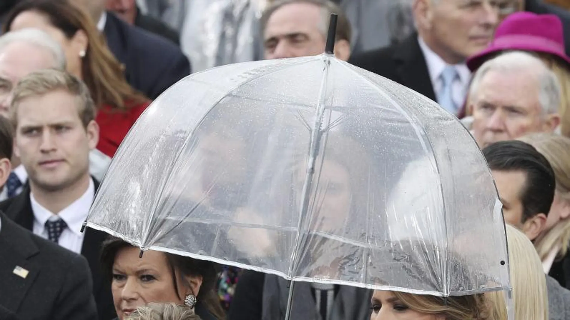 La primera dama Melania Trump y su hijo Barron escuchan el discurso del Donald Trump