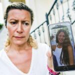 La madre de la joven Diana María Quer López-Pinel muestra en el móvil la foto de su hija