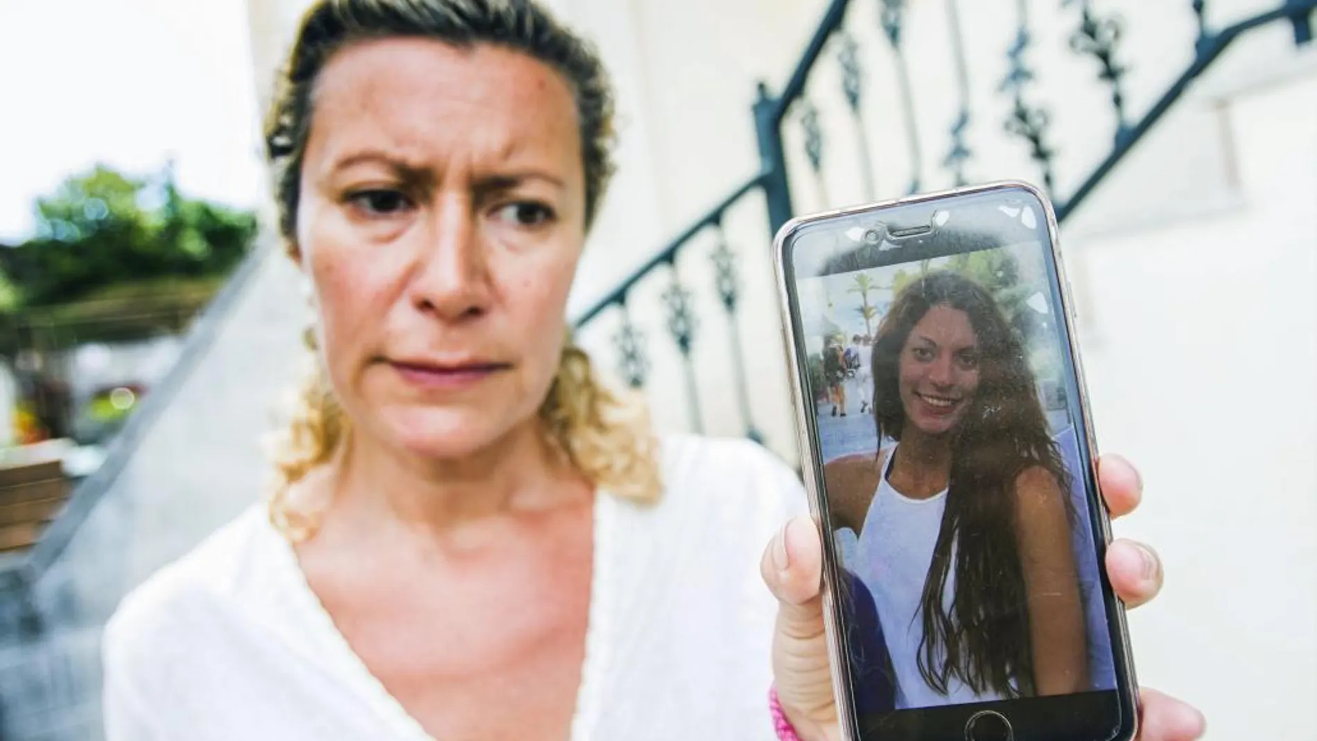 La madre de la joven Diana María Quer López-Pinel muestra en el móvil la foto de su hija
