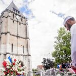 Varios musulmanes mantienen un minuto de silencio en memoria del padre Hamel