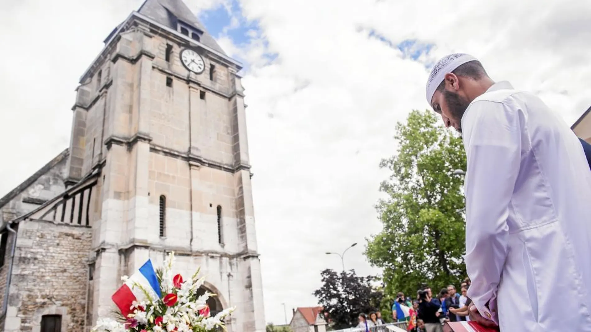 Varios musulmanes mantienen un minuto de silencio en memoria del padre Hamel