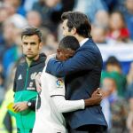 Vinicius se abraza a Solari tras anotar el primer gol del Madrid