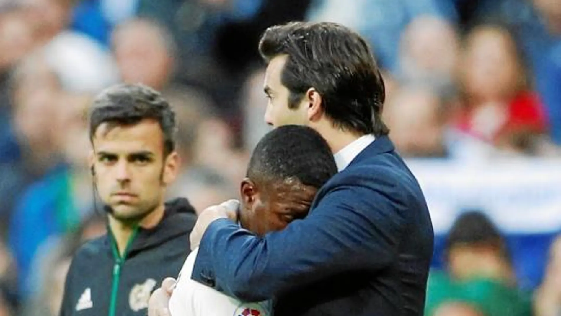 Vinicius se abraza a Solari tras anotar el primer gol del Madrid
