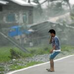 Un joven filipino observa el desastre provocado por el tifón Mangkhut por su paso por el sureste asiático, que ha dejado ya más de 60 muertos y numerosos daños materiales