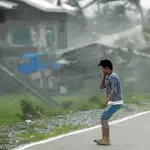 Un joven filipino observa el desastre provocado por el tifón Mangkhut por su paso por el sureste asiático, que ha dejado ya más de 60 muertos y numerosos daños materiales