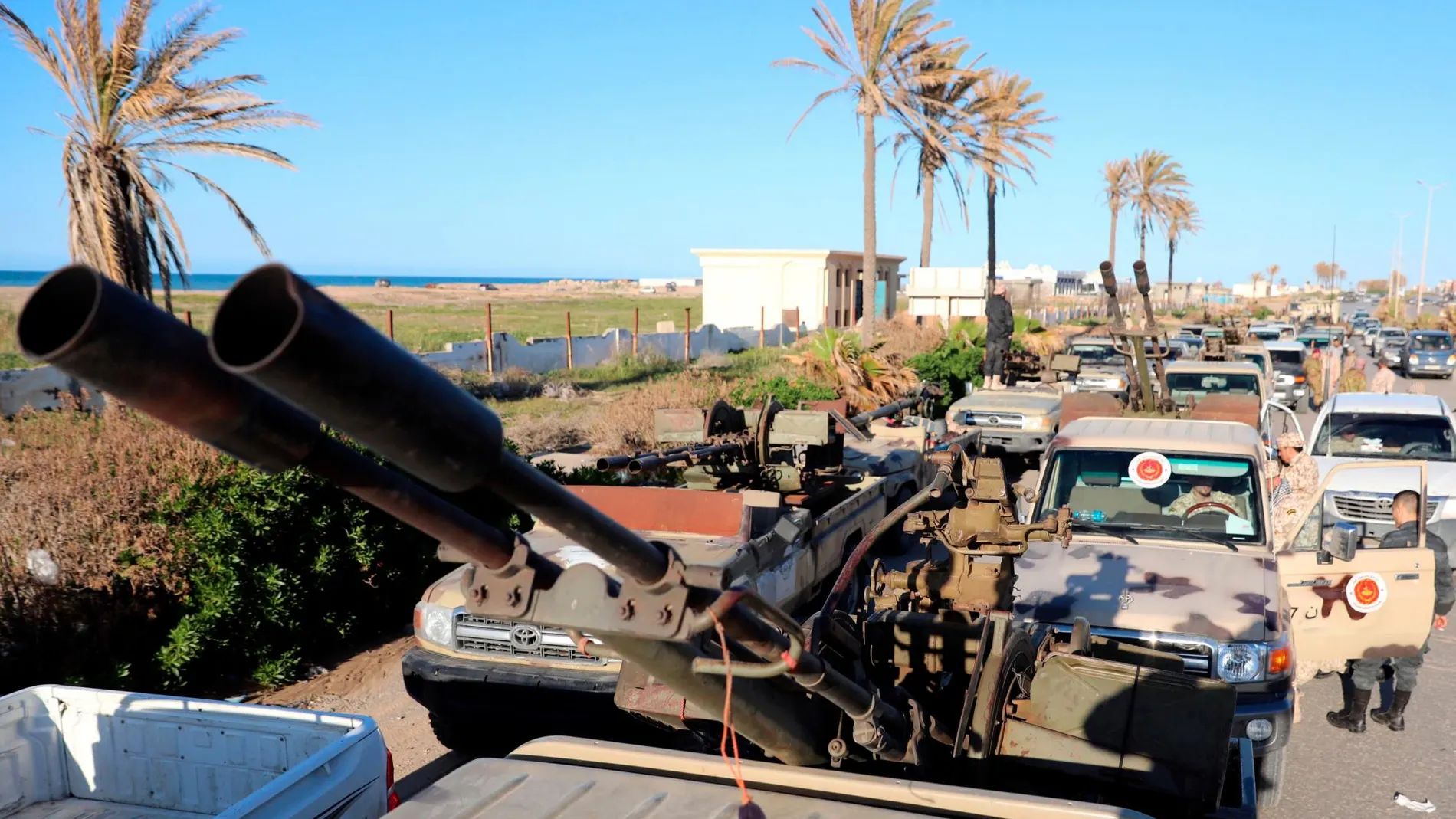 Vehículos de las fuerzas de Misrata se dirigen hacia la capital, Trípoli, donde reside el Gobierno apoyado por la ONU