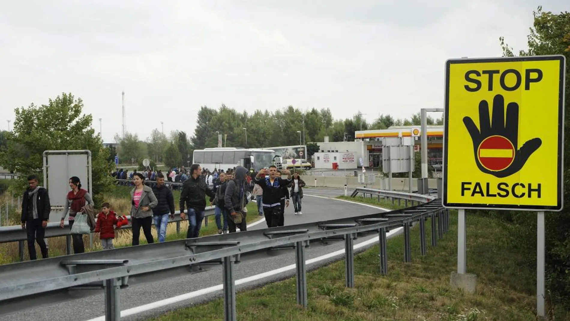 Refugiados caminan de Nickelsdorf a Viena (Austria) tras cruzar la frontera