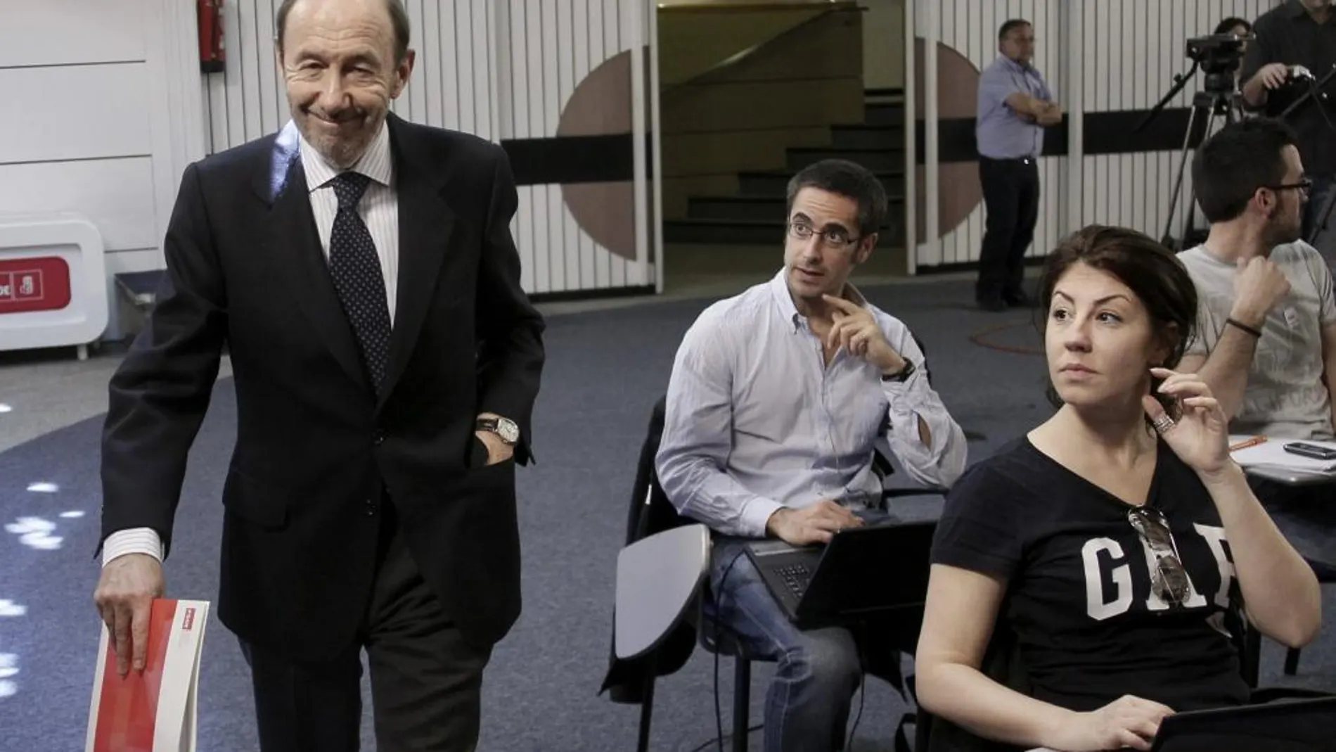 El secretario general del PSOE, Alfredo Pérez Rubalcaba, poco antes de comparecencia ante los medios tras la reunión de la Comisión Permanente de PSOE hoy en la sede de Ferraz para estudiar el Plan de Reactivación Económica