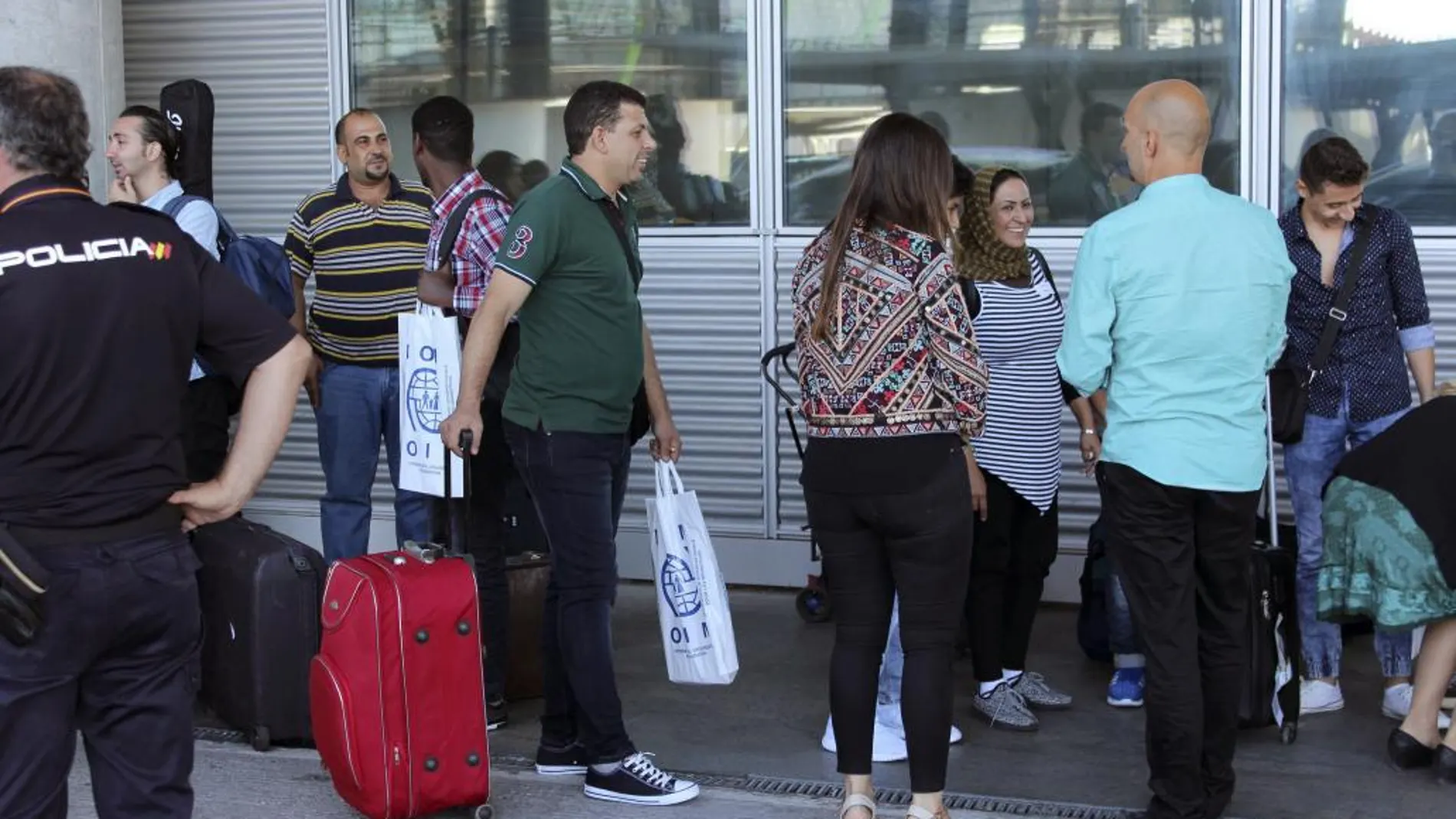 Fotografía facilitada por el Ministerio del Interior que muestra la llegada a España procedentes de Grecia 16 refugiados