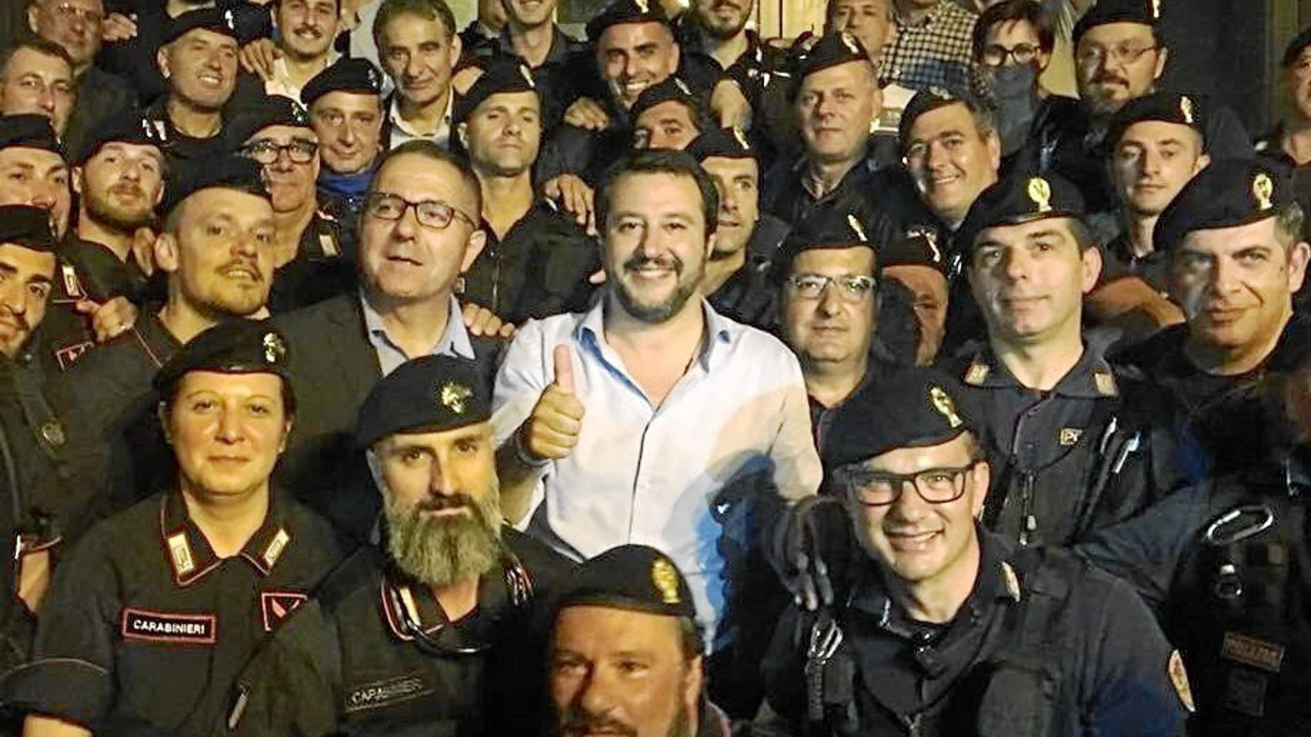 El ministro del Interior italiano, el ultraderechista Matteo Salvini, en un encuentro con «caribinieri» el pasado junio