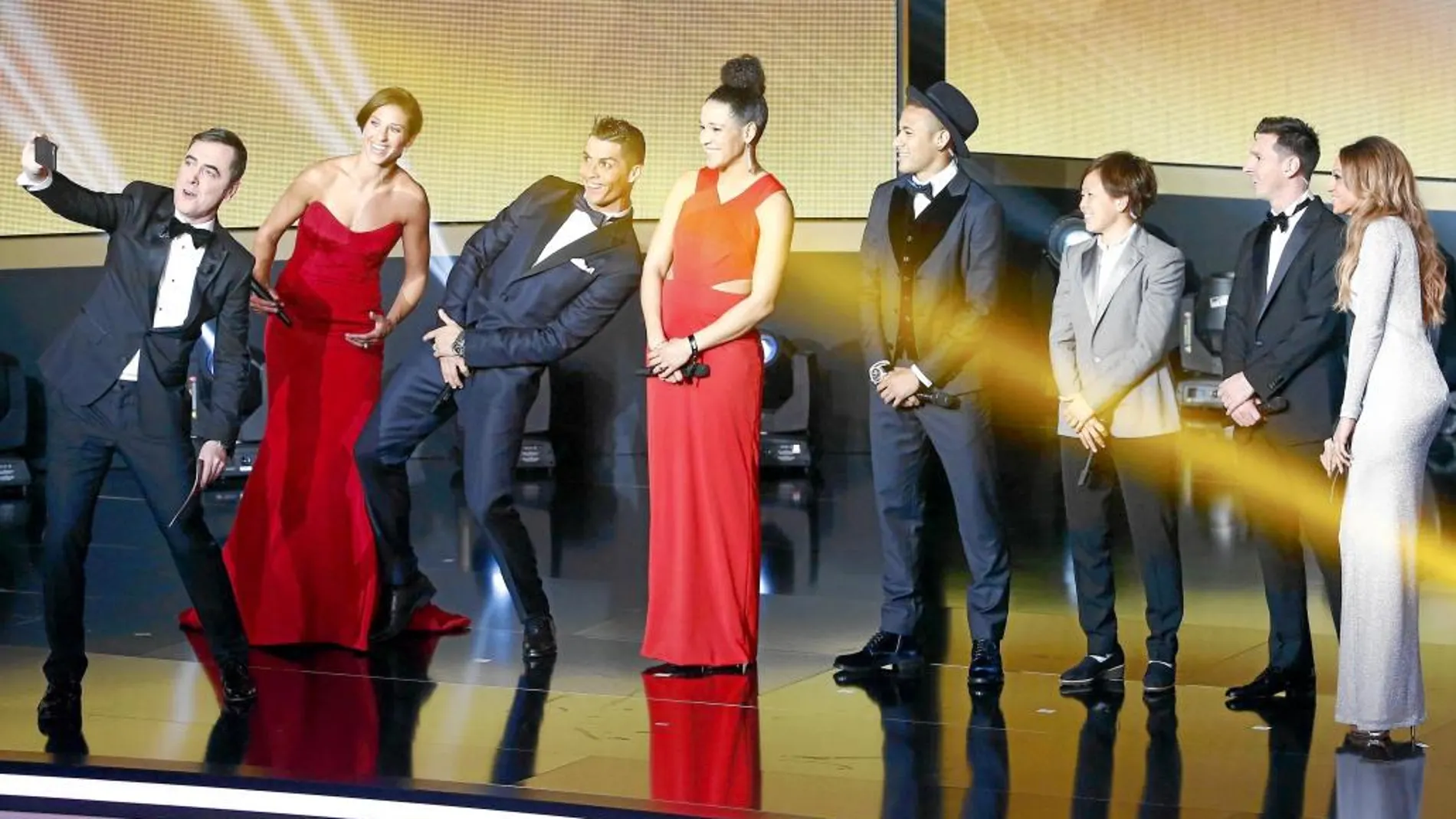 El presentador de la gala, James Nesbitt, se hizo un selfie con los candidatos en categoría masculina y femenina