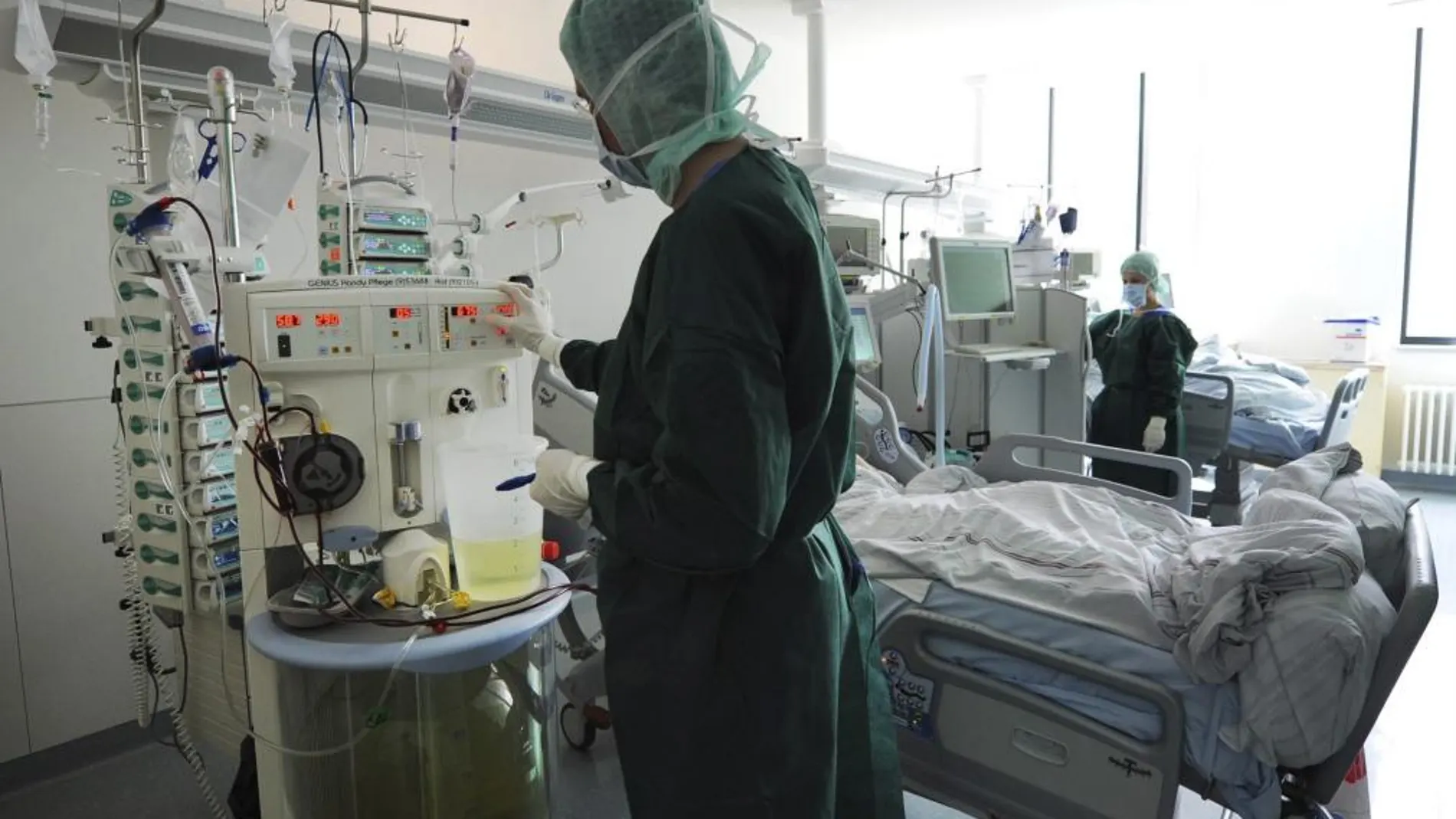 Una efermera de nefrología revisa la máquina de diálisis en la unidad de cuidados intensivos