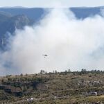 Un helicoptero trabaja en las labores de extinción del incendio originado en una zona de monte del término municipal de Ejulve (Teruel) afecta a más de un centenar de hectáreas