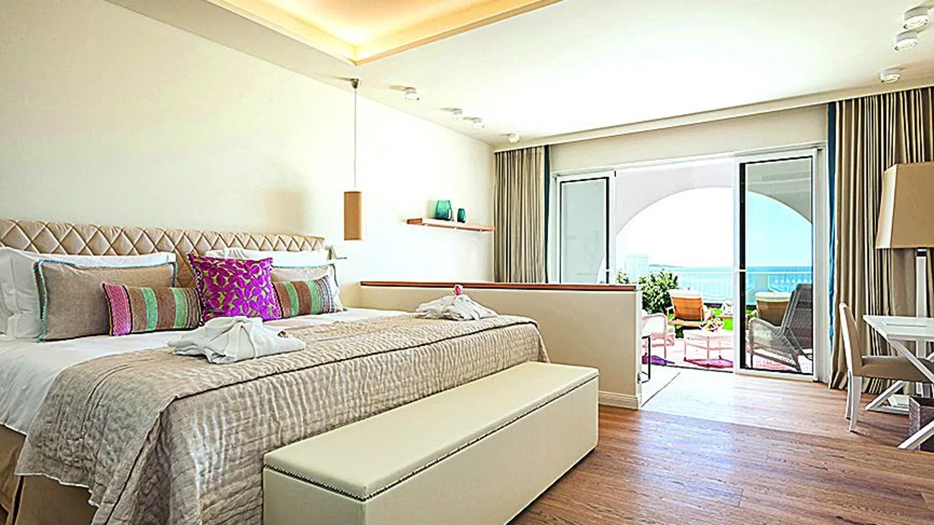 El complejo cuenta con amplias suites, villas privadas y habitaciones deluxe