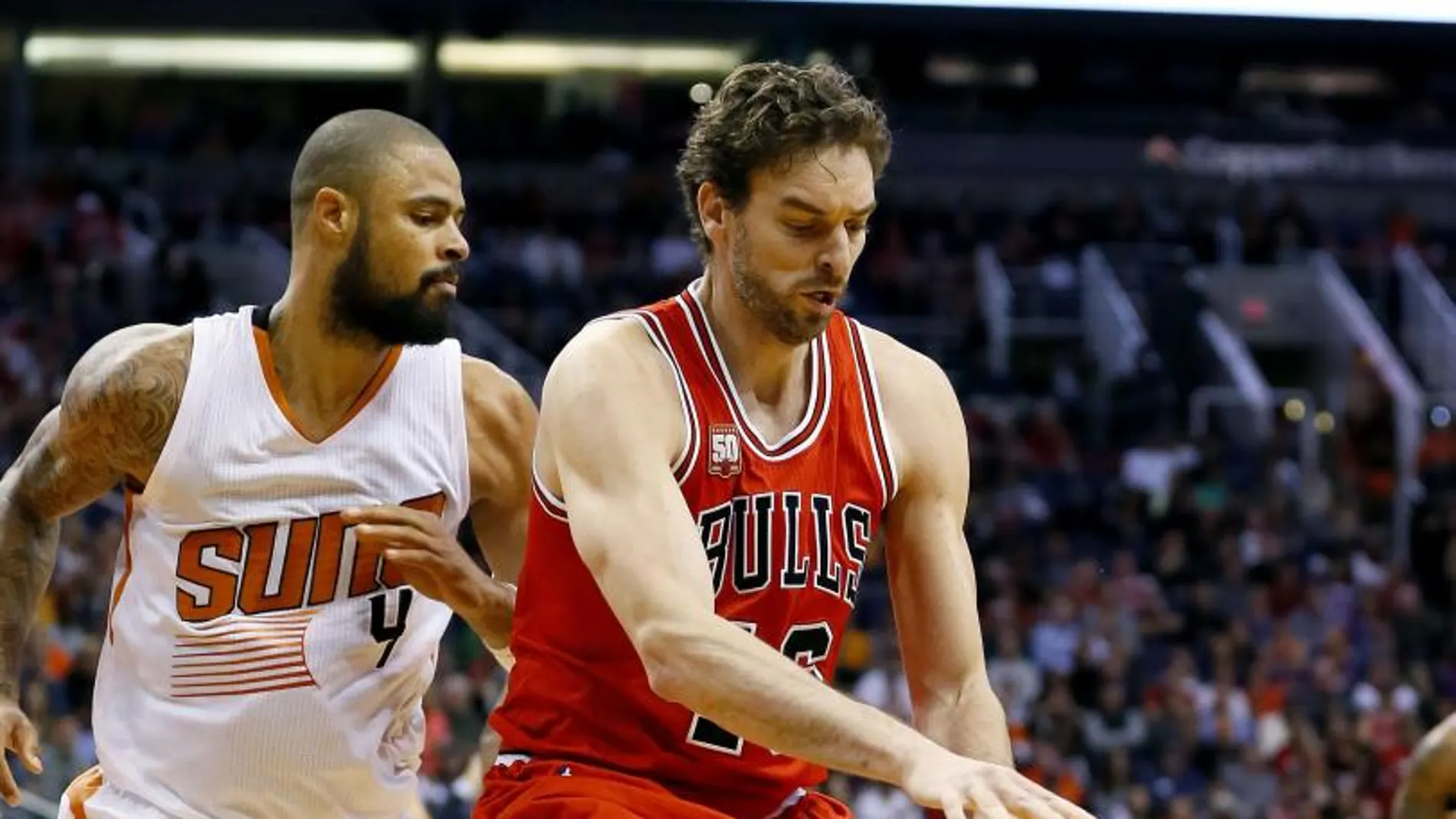 Pau Gasol captura un rebote frente a Tyson Chandler