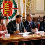 Óscar Puente explica el contenido de los acuerdo junto a Ángela de Miguel, José María Blanco y Antonio Gato