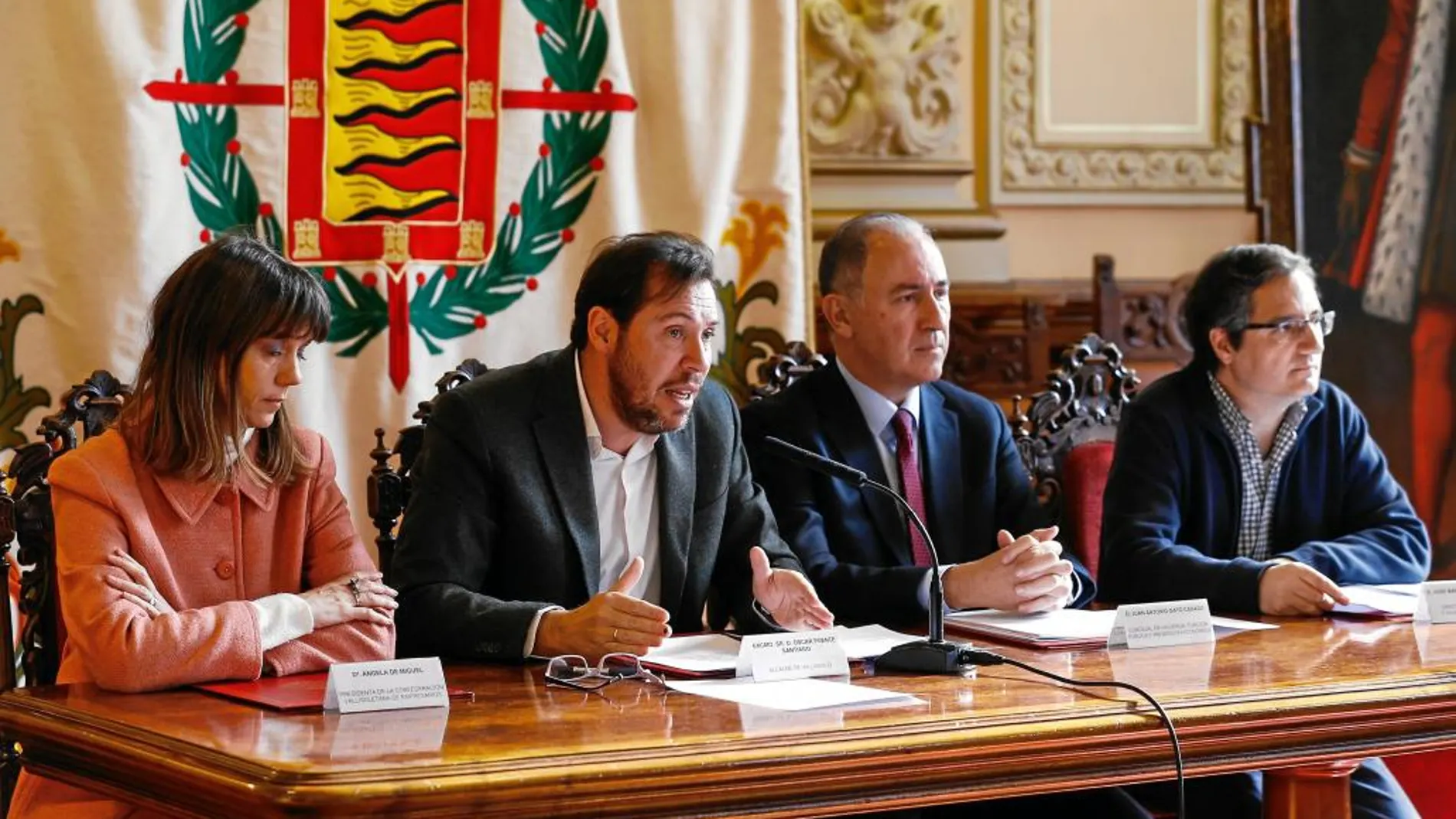 Óscar Puente explica el contenido de los acuerdo junto a Ángela de Miguel, José María Blanco y Antonio Gato