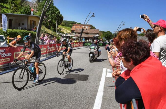 Los ciclistas españoles Mikel Landa y Omar Fraile del Dimension Data durante la undécima etapa del Giro de Italia