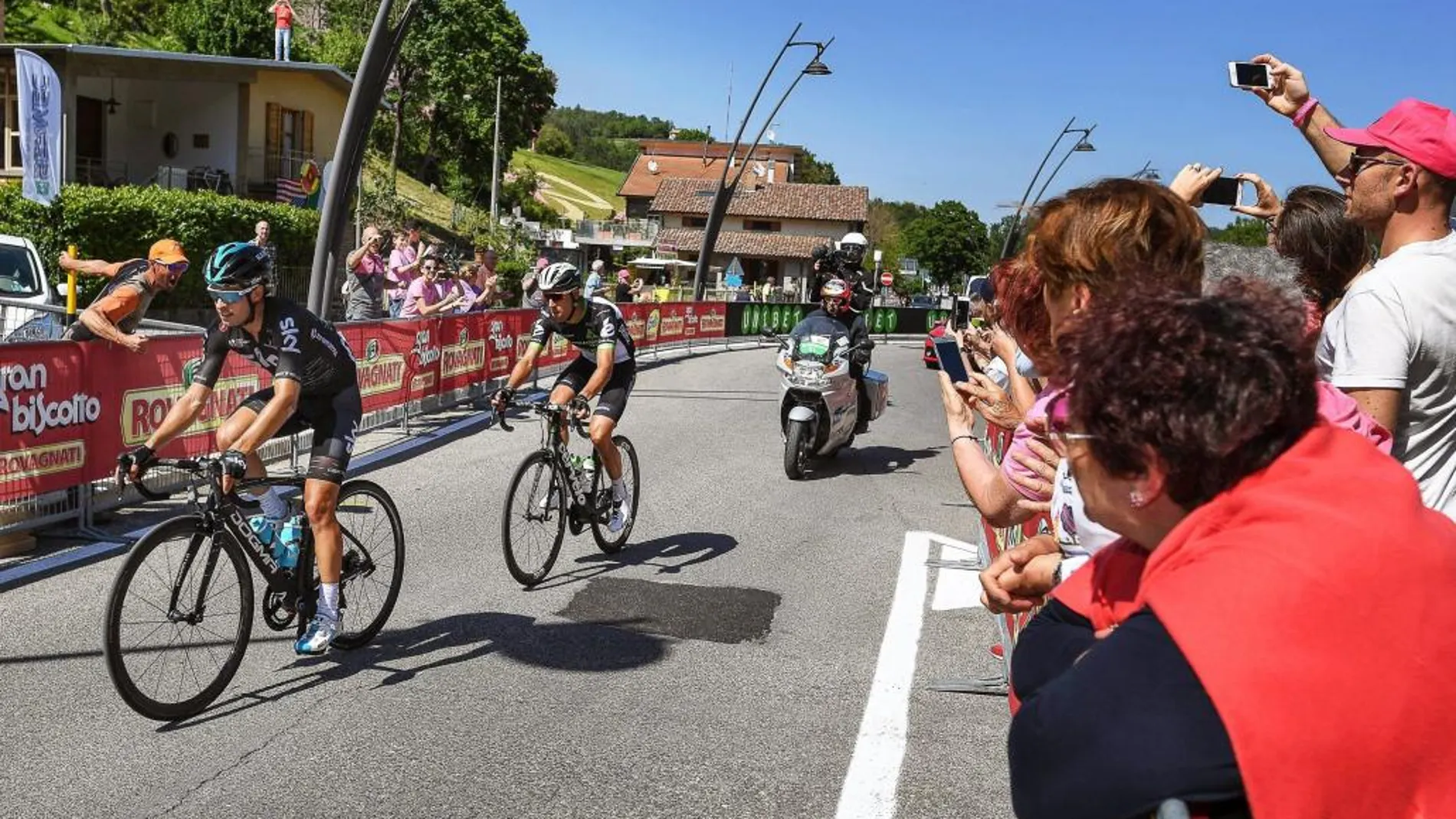 Los ciclistas españoles Mikel Landa y Omar Fraile del Dimension Data durante la undécima etapa del Giro de Italia