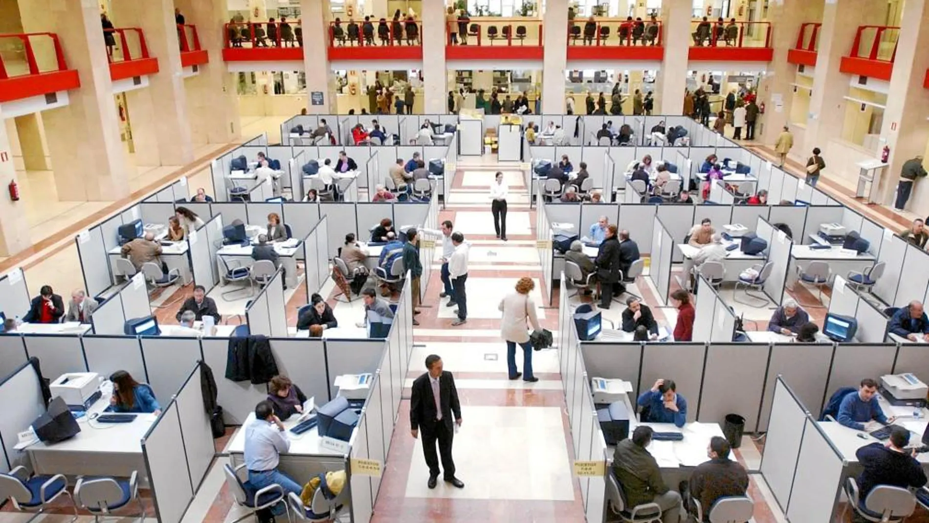 Imagen de una oficia de Hacienda en plena campaña de presentación de la declaración de la renta