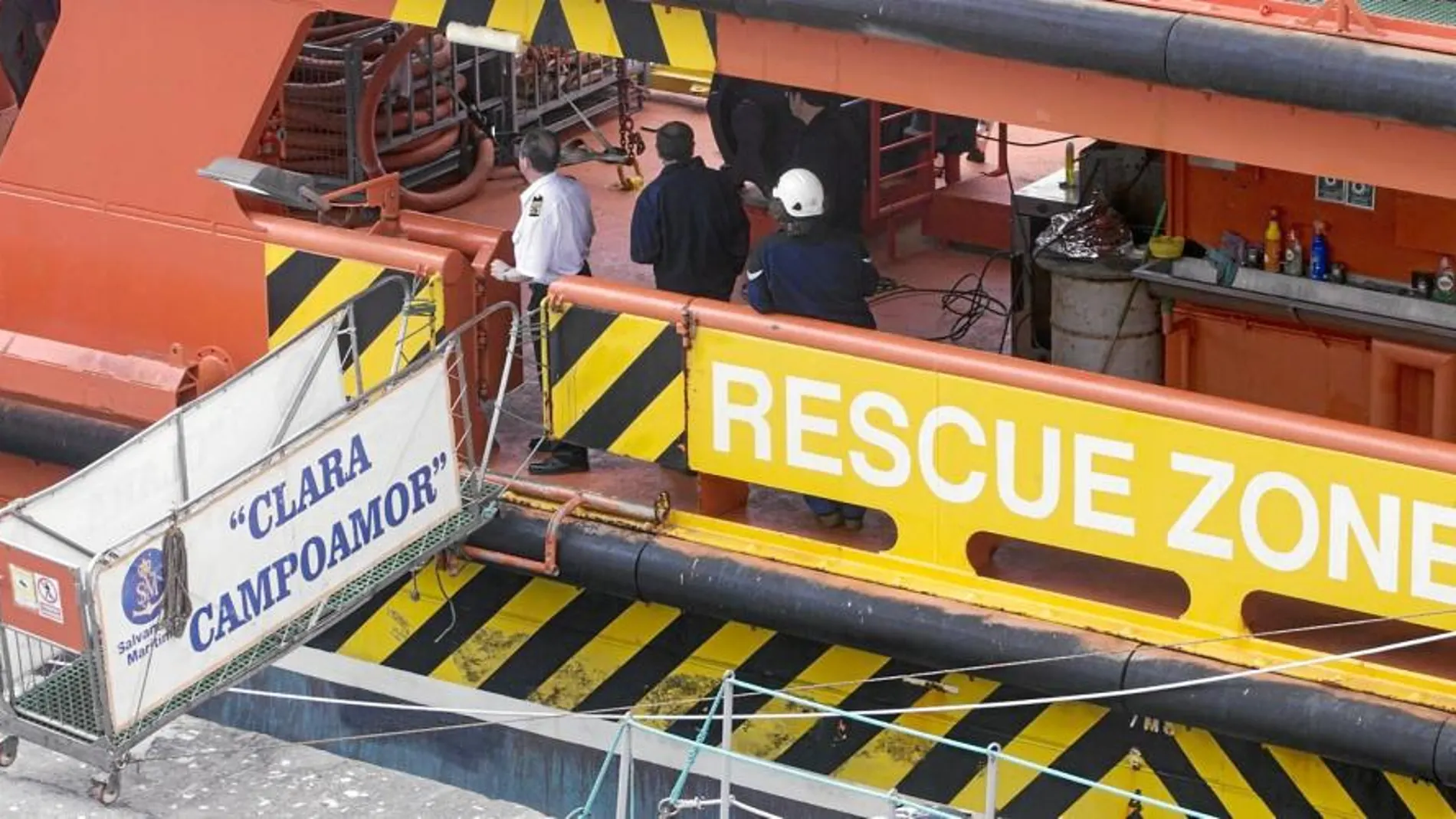 El buque Clara Campoamor ayudó de forma decisiva en las tareas de rescate de los dos cuerpos de los pescadores