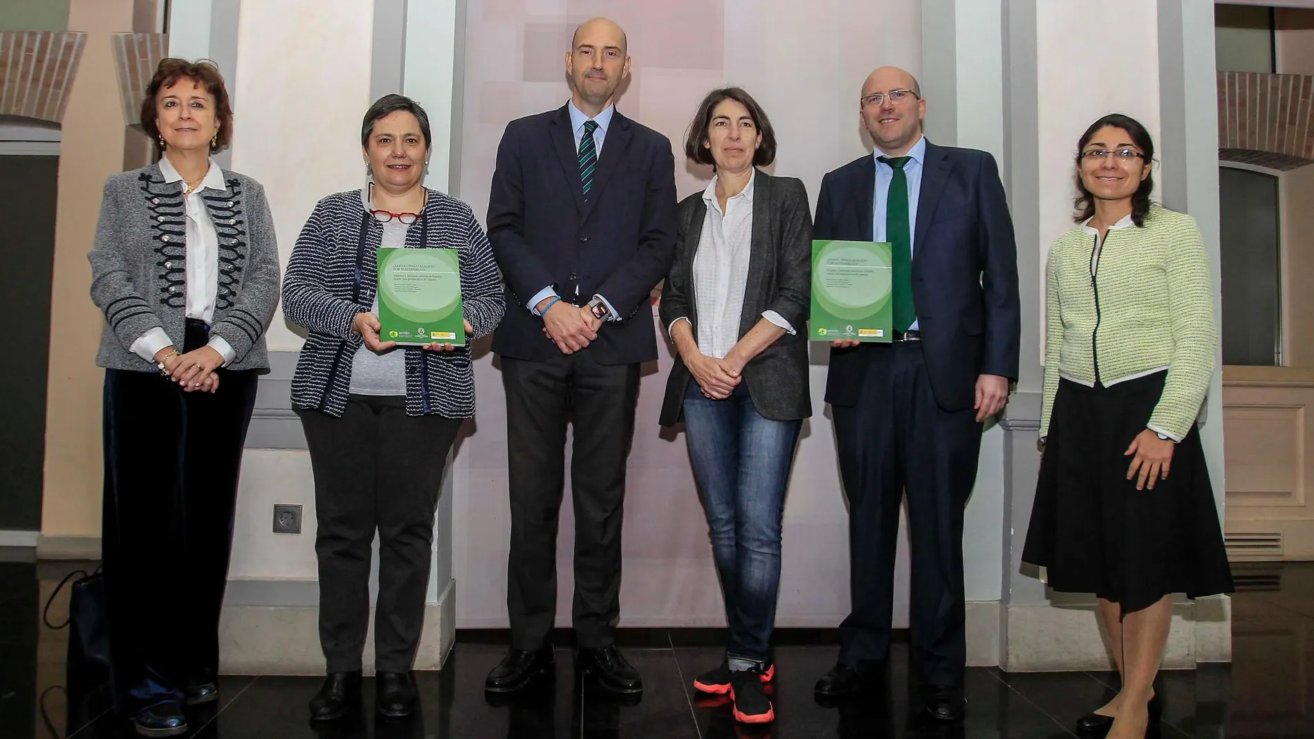 Los autores del informe, junto al nuevo director del Centro de Estudios Andaluces, Tristán Pertíñez (en el centro) / Foto: Manuel Olmedo