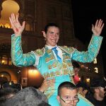 La novillera Conchi Ríos en su salida a hombros de la plaza de Las Ventas