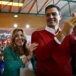 El candidato del PSOE a la Presidencia del Gobierno, Pedro Sánchez, junto a la presidenta andaluza, Susana Díaz, en un mitin en Sevilla