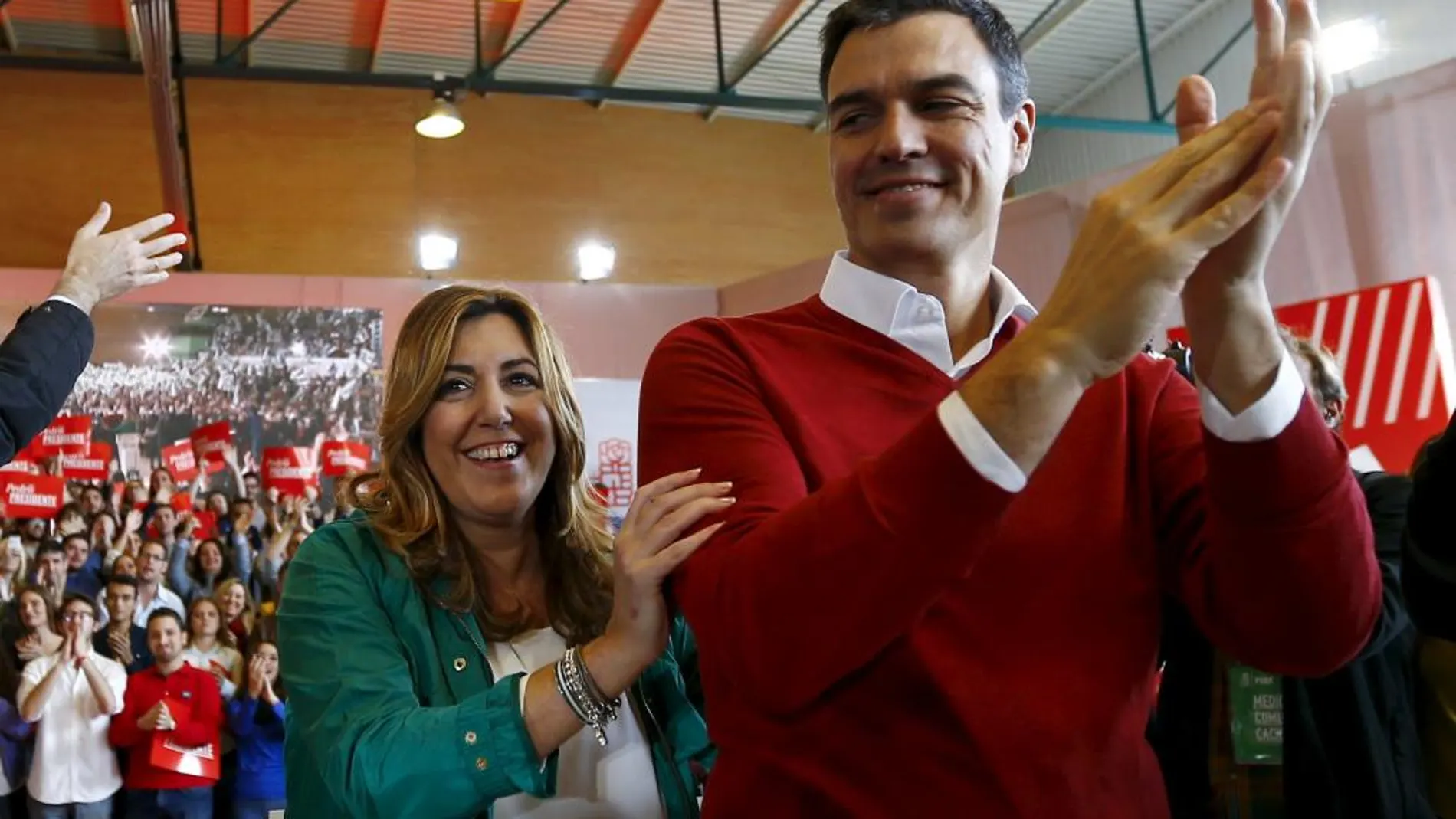 El candidato del PSOE a la Presidencia del Gobierno, Pedro Sánchez, junto a la presidenta andaluza, Susana Díaz, en un mitin en Sevilla