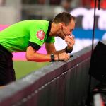 Un árbitro consulta una jugada del partido Bayern Munich-Hoffenheim