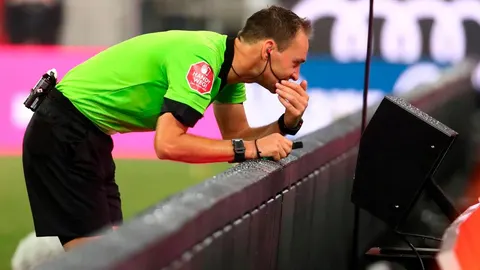 Un árbitro consulta una jugada del partido Bayern Munich-Hoffenheim
