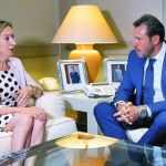 Un instante del encuentro que mantuvieron ayer la ministra Ana Pastor con el alcalde Óscar Puente