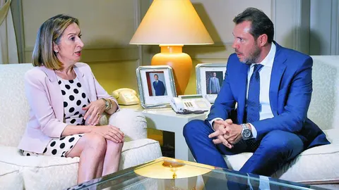 Un instante del encuentro que mantuvieron ayer la ministra Ana Pastor con el alcalde Óscar Puente