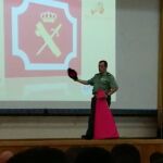 Uno de los docentes dando un curso acelerado del arte de la tauromaquia