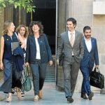 El conseller Chakir El Homrani (a la derecha) en la reunión semanal del Consell Executiu. Foto: Efe