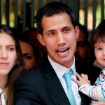 Juan Guaidó con su mujer, Fabiana Rosales, y su hija en su casa de Caracas