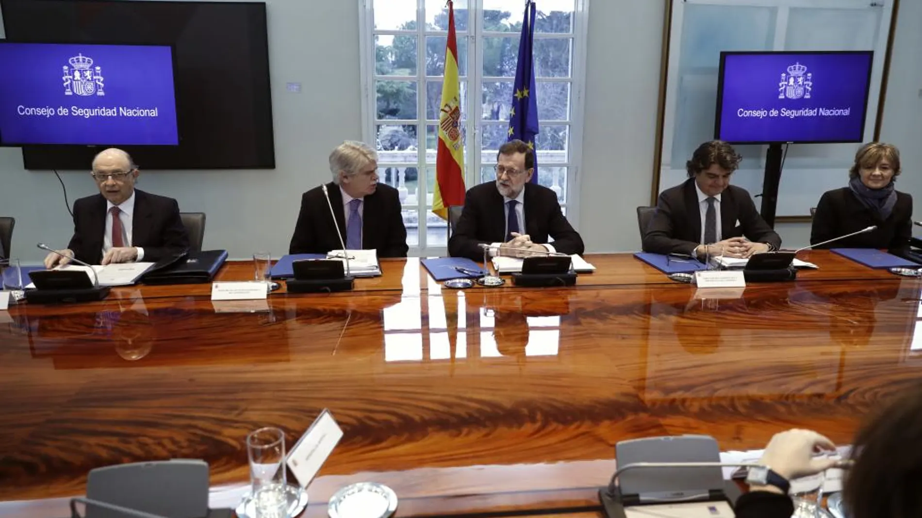 El presidente del Gobierno, Mariano Rajoy, junto a sus ministros durante la reunión del Consejo de Seguridad Nacional celebrada hoy en el Palacio de la Moncloa