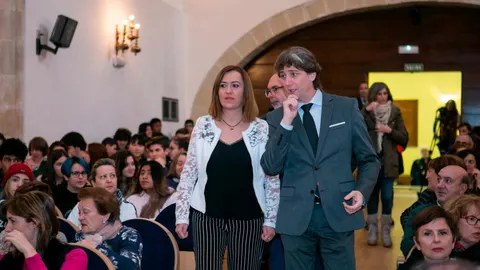 La delegada del Gobierno en Castilla y León, Virginia Barcones y el alcalde de Soria, Carlos Martínez, momentos antes del inicio la gala regional del Día Internacional de la Eliminación de la Violencia contra la Mujer