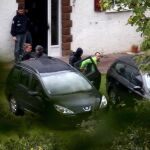 Agentes de la policía francesa durante la operación Pardines, desarrollada en la localidad francesa de Saint-Étienne-de-Baigorry en la que fue detenida Iratxe Sorzabal