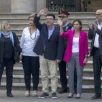 El secretario tercero de la Mesa del Parlament, Joan Josep Nuet (3i), acompañado de la presidenta del Parlament, Carme Forcadell (2d), y otros miembros de la Mesa del Parlament